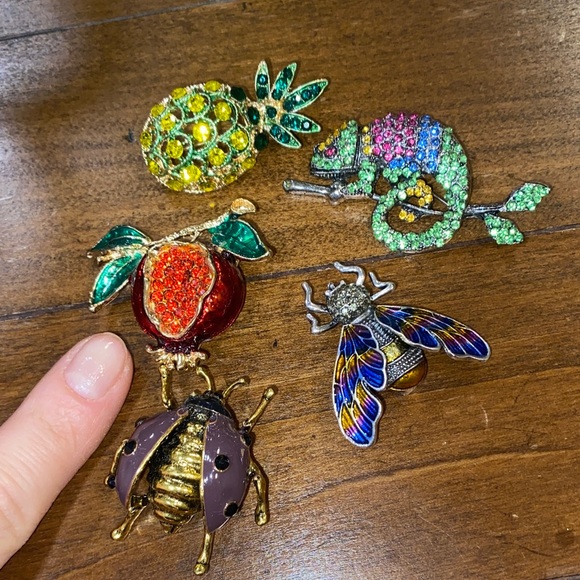 Rhinestone brooches - Picture 3 of 3